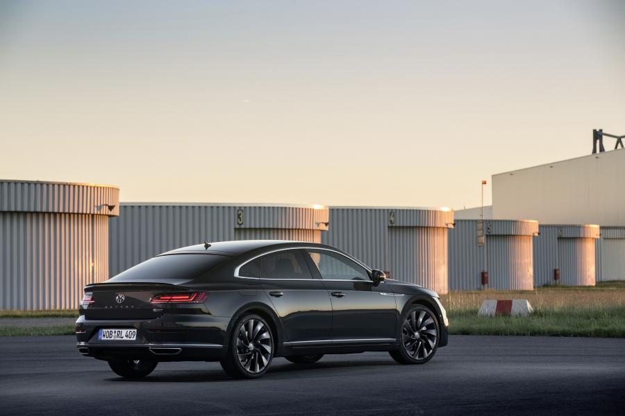  Volkswagen Arteon 4Motion R-Line 2017 года  (WW) (фото 3 из 30)